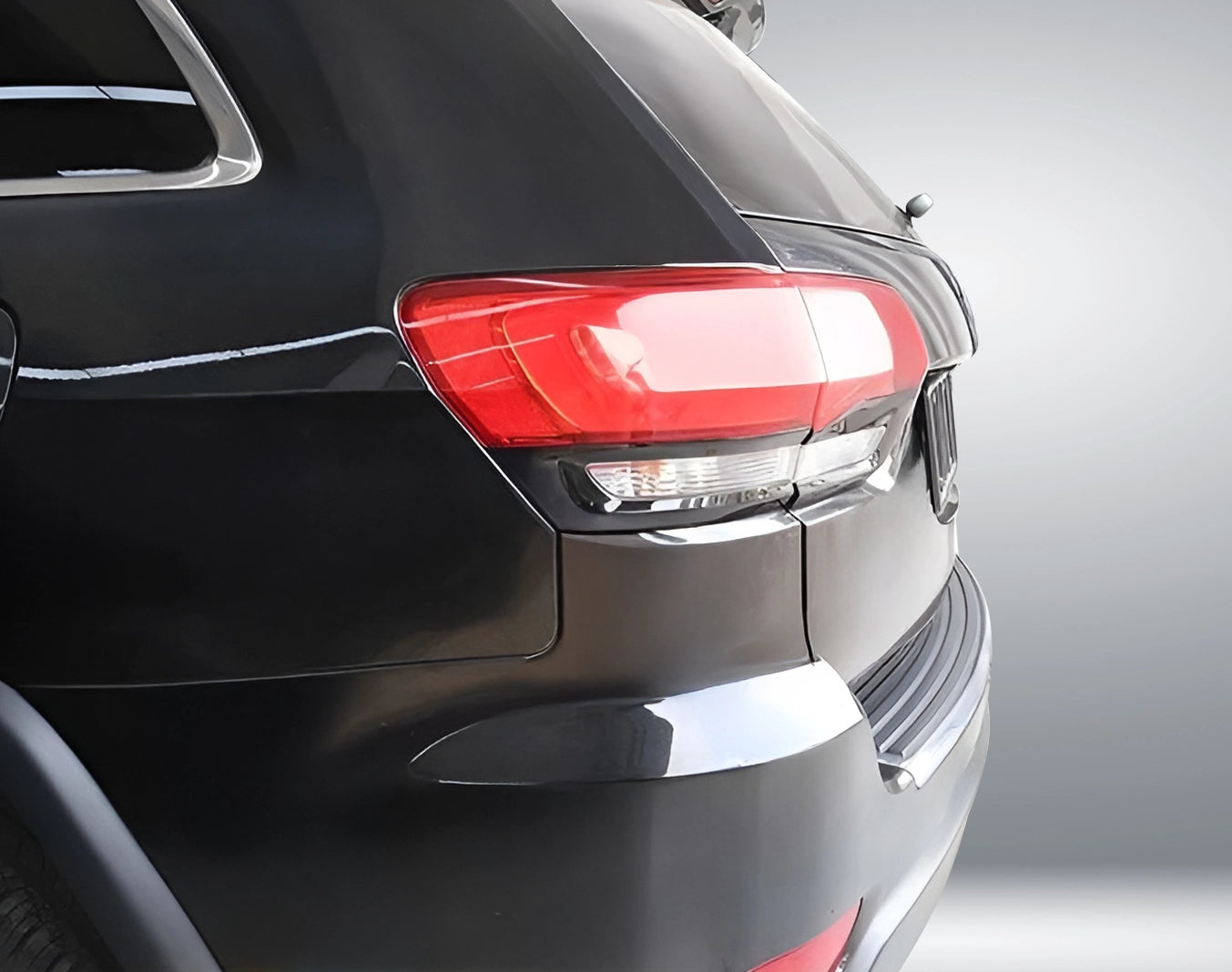 Rear Tail Light Trim - 2014-2020 Jeep Grand Cherokee Wk2
